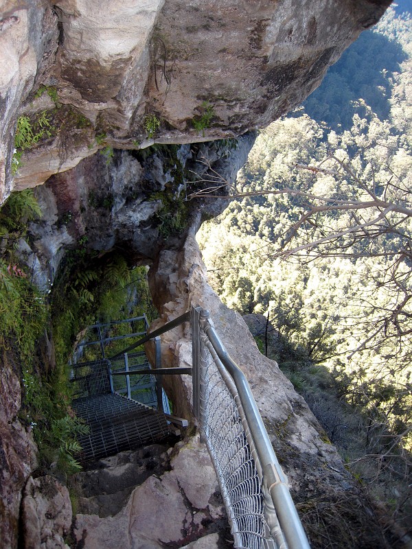 2009-11-06 22-05-45_3.jpg - ...steil hinab...